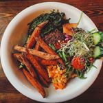 Mhmmm #californiabowl at @thebowlberlin with @vegan_kitchen_forever @janbredack #vegan #cleaneating #cleanbowling #dailyhappa #happahappa #sweetpotato #quinoa #carrot #tomato #avocado #spinach