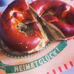 #pimped #munich #heimatglueck #pretzel #brezn with mashed #avocado #mhmmmmmm #vegan #bavarian #fusion #dailyhappa #extraveganza #sophiasveganewelt