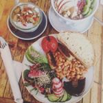 #opulence #ausgehungert #afterdinner best #veganbreakfast in #berlin at @no58speiserei #smoothiebowl #chiapudding #johnnytradersbreakfast #bakedbeans #avocado #vegansausages bread by @sironibakery