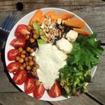 Veganes Essen ist ja so langweilig pt.1254 #veganbowl #lunch #bowl #dailyhappa #happyhappa #tomato #salad #redcabbage #blackrice #onion #auquafabamayonnaise with #balconyherbs #carrots #almondfeta #roastedchickpeas #avocado #nuts