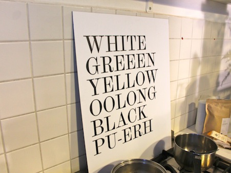 plakat mit dem spruch: white green yellow oolong black pu-erh